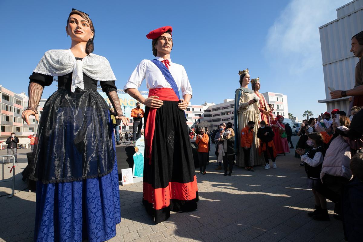 Viladecans presenta l’Àlex i l’Eulàlia, els seus nous gegants «moderns»