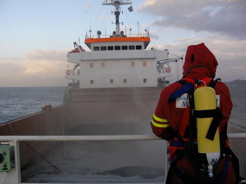 Enfriamiento de la carga del ‘Ostedijk’. | // SASEMAR