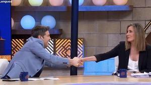 Jesús Cintora y Marta Gómez Montero se dan la mano tras el tenso momento que vivieron el sábado.