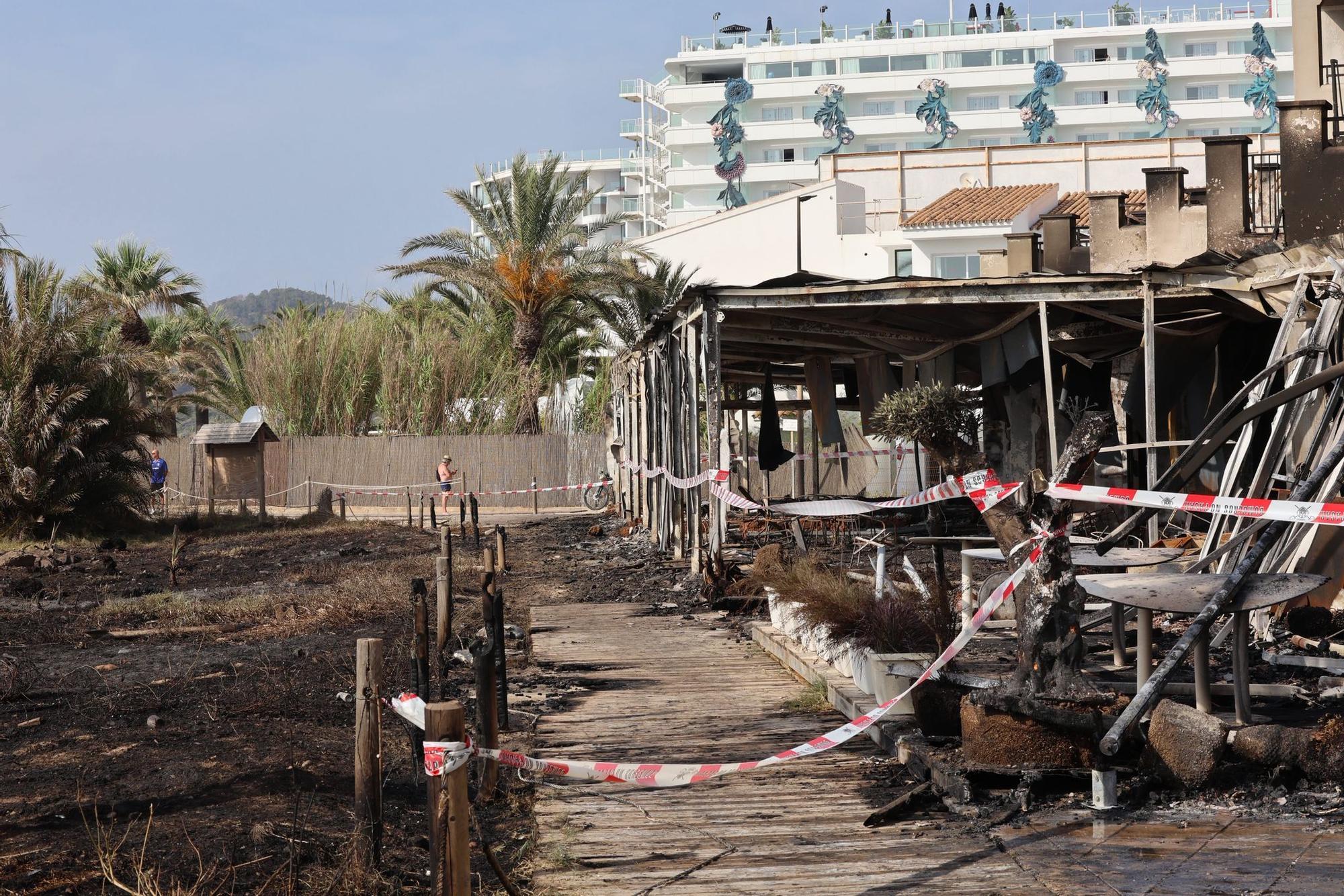 Todas las imágenes del devastador incendio en una zona de ocio de Ibiza