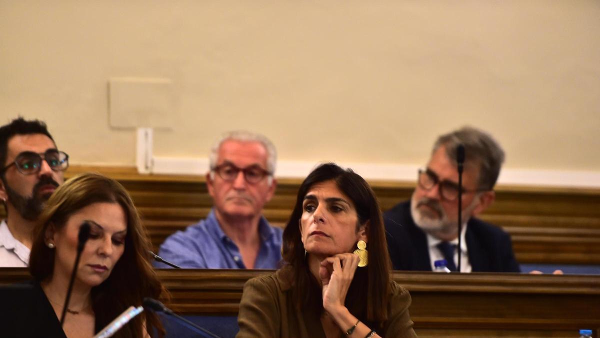 Nisa (detrás en el centro) justifica su marcha del Ayuntamiento de Plasencia por el amparo político a la edil Belinda Martín (abajo a la derecha).