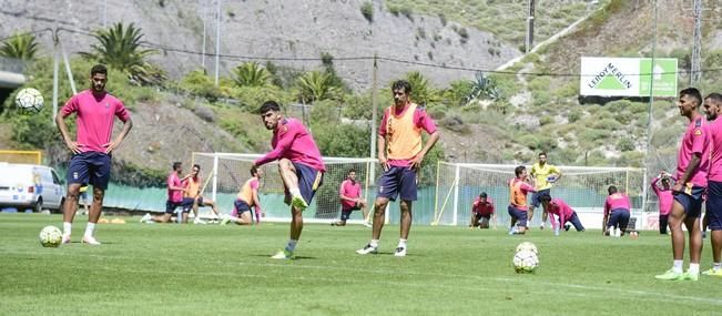 Entrenamiento de la UD Las Palmas en Barranco ...