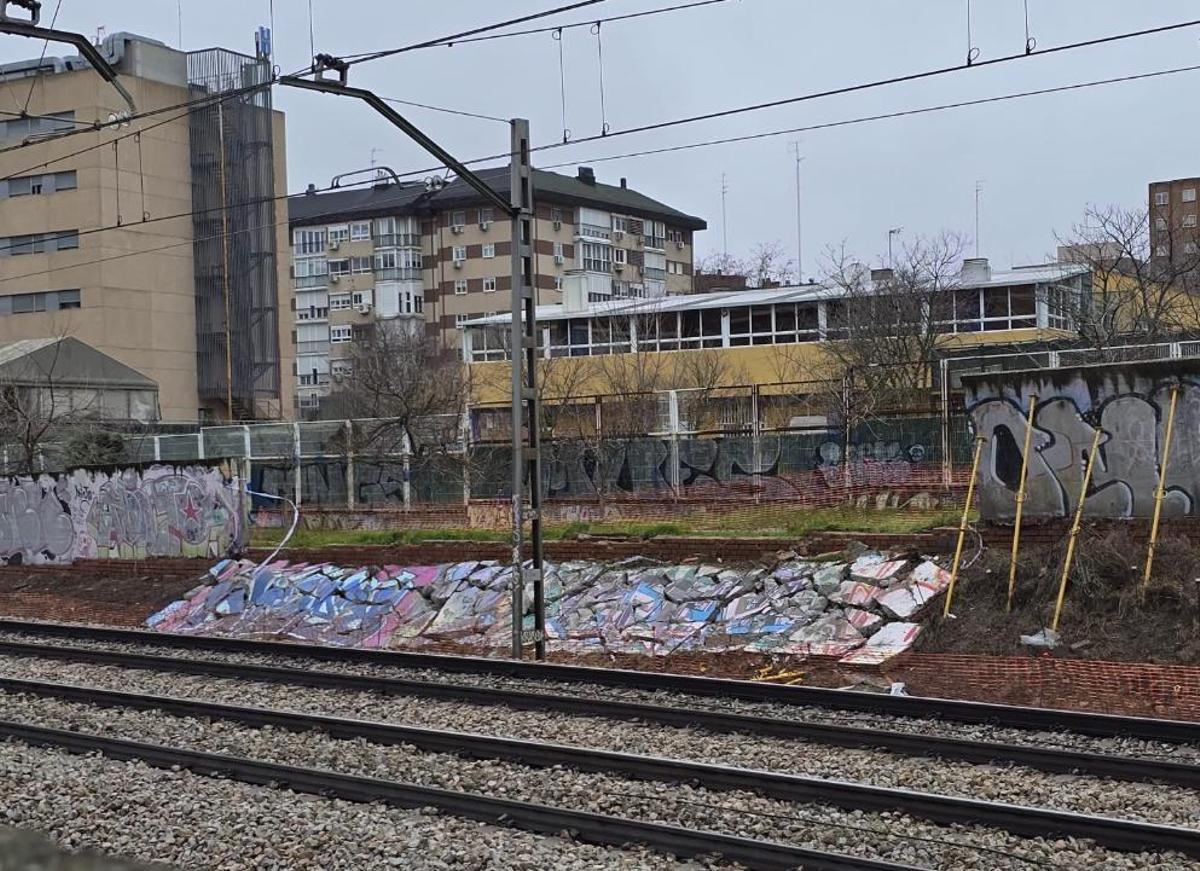 Derrumbe de un muro junto a las vías de la C-5 a su paso por Fuenlabrada.