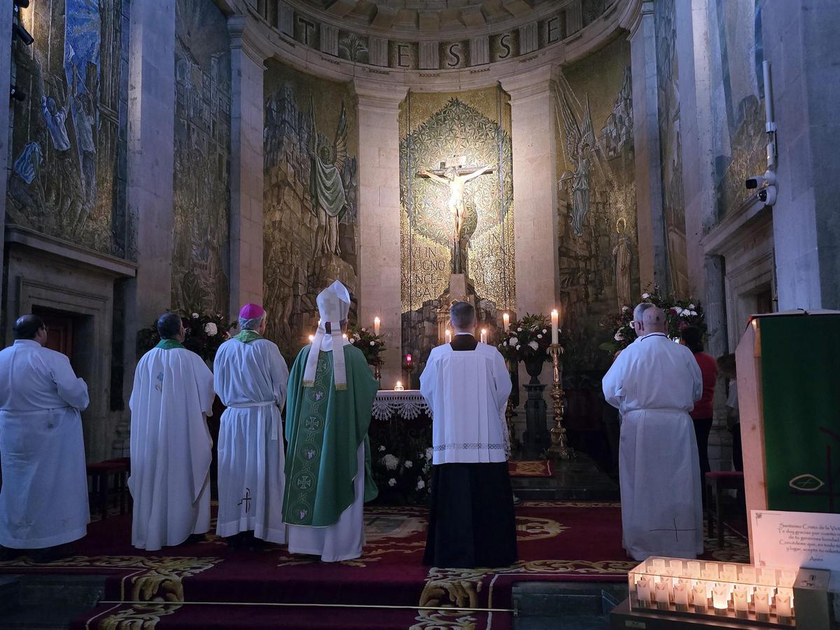 Emotivo descendimiento del Cristo de la Victoria