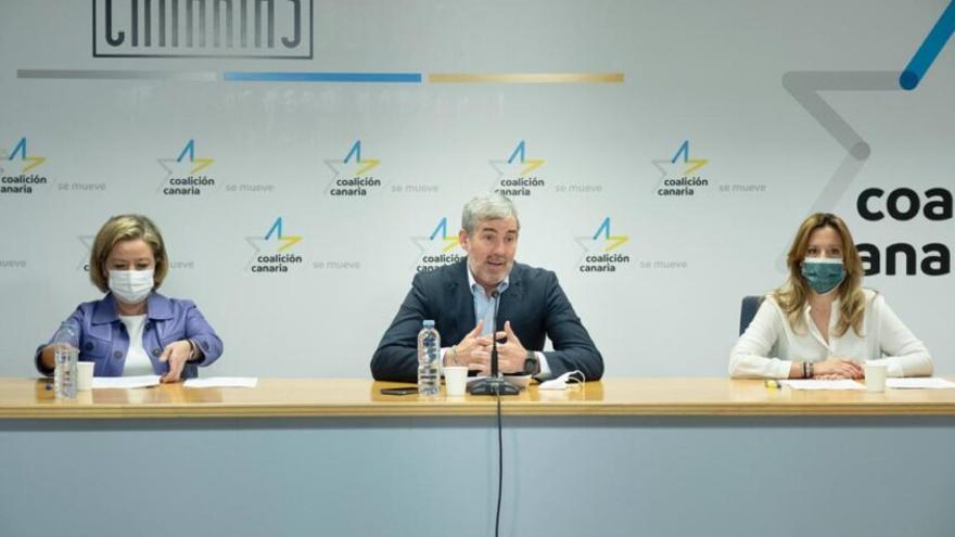 Ana Oramas (I), Fernando Clavijo y Rosa Dávila, hoy, durante la rueda de prensa.