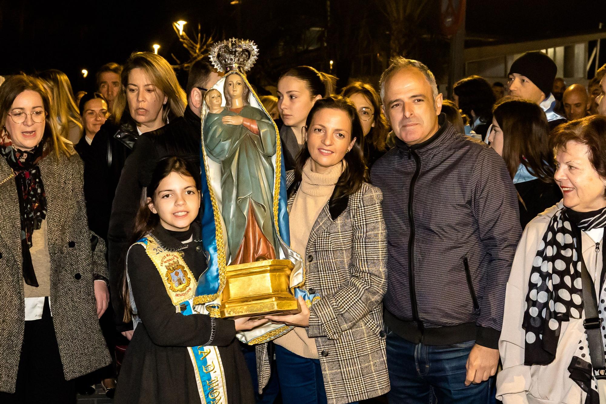 Devoción en Benidorm en la procesión de L'Alba