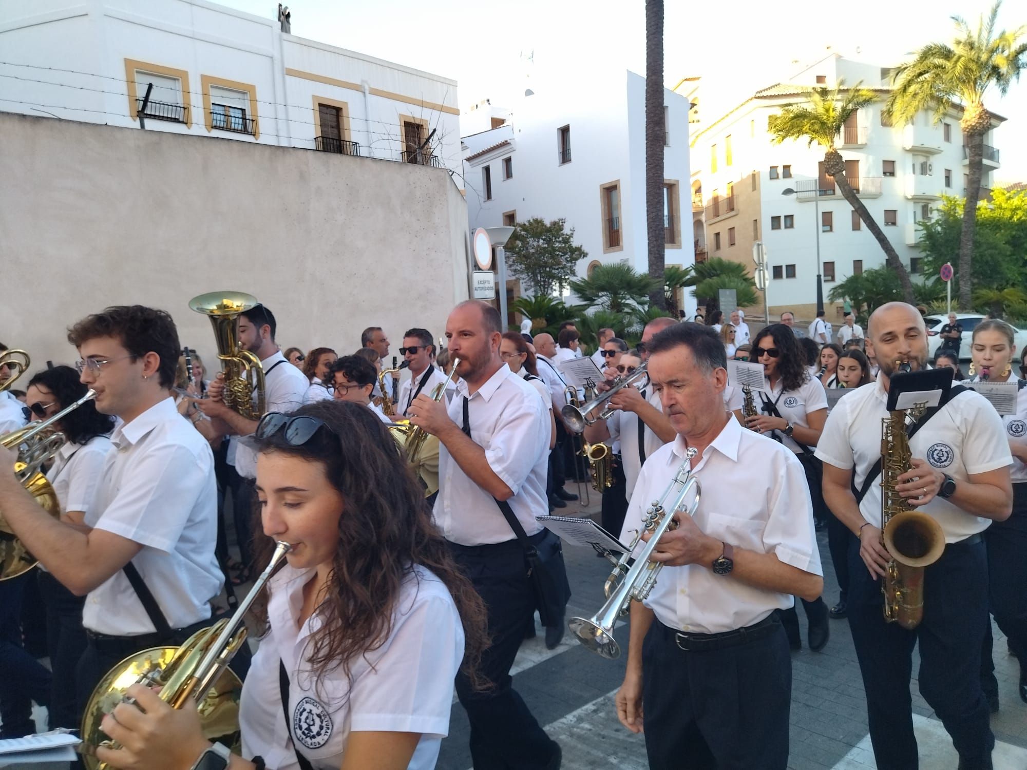 Xàbia, capital de la música: más de 800 músicos de toda la comarca llenan de vida las calles (imágenes)