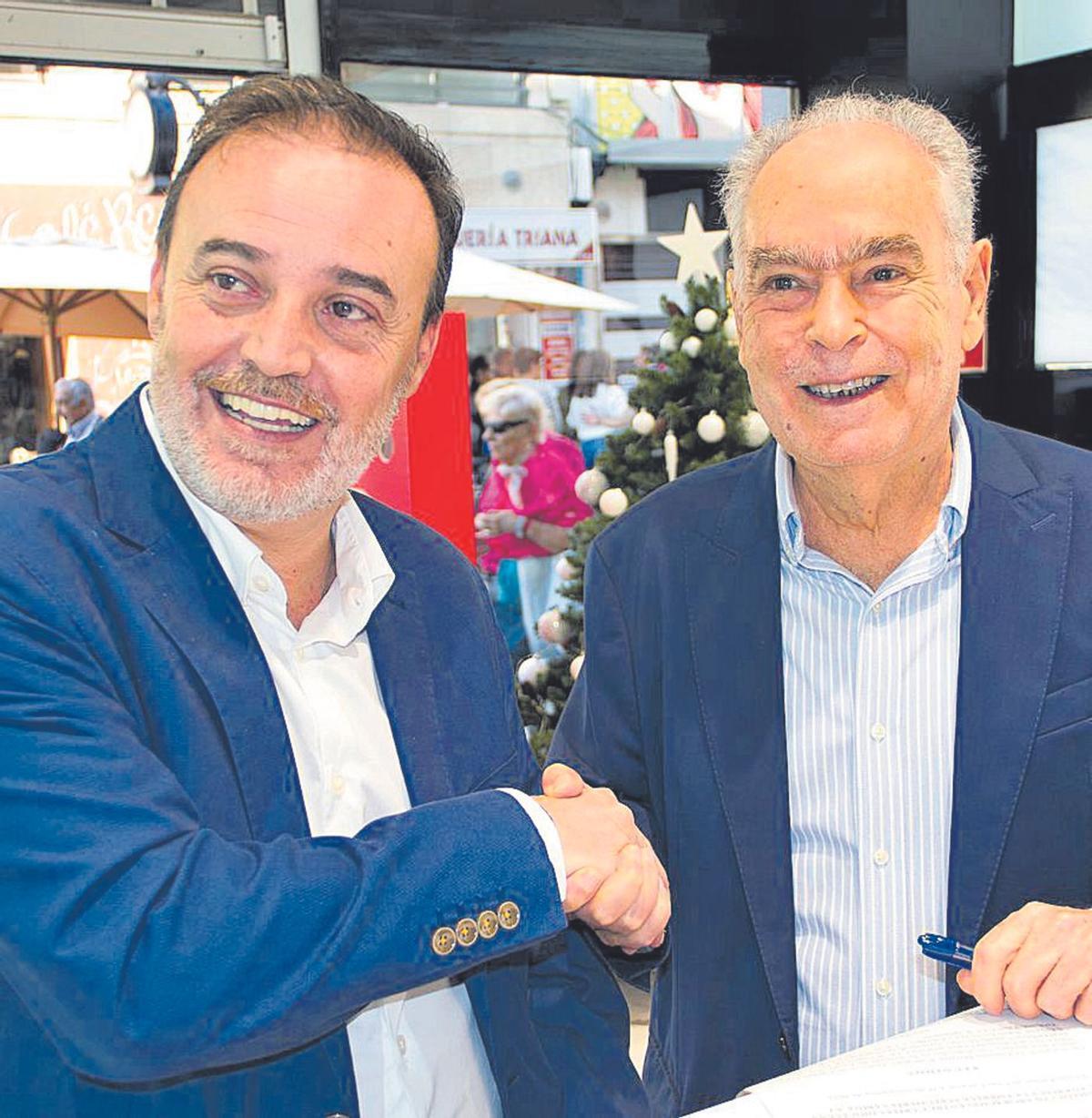 Gilberto Castillo, Director Gerente de Sabina y Gonzalo Marrero Rodríguez, director de Cáritas Diocesana de Canarias, rubricando la colaboración