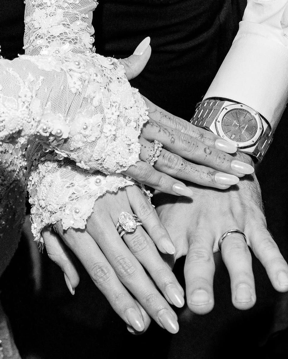 Las manos de los recién casados (por segunda vez) Hailey Baldwin y Justin Bieber