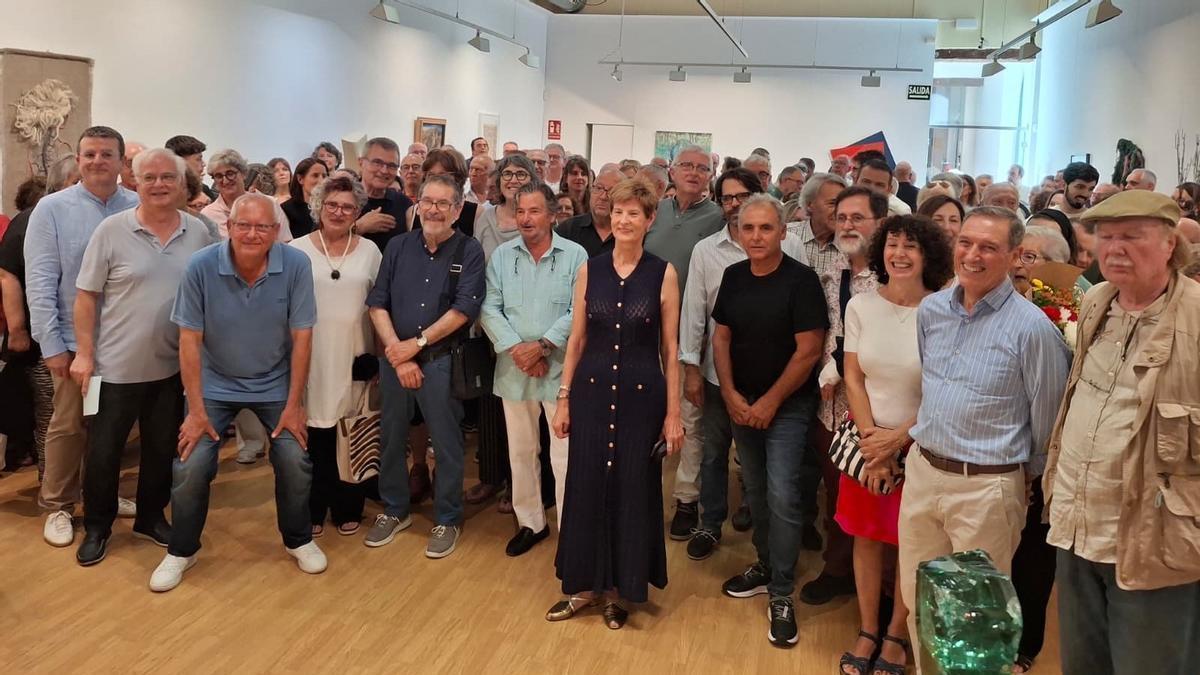 Maribel Font, rodeada de artistas y amigos