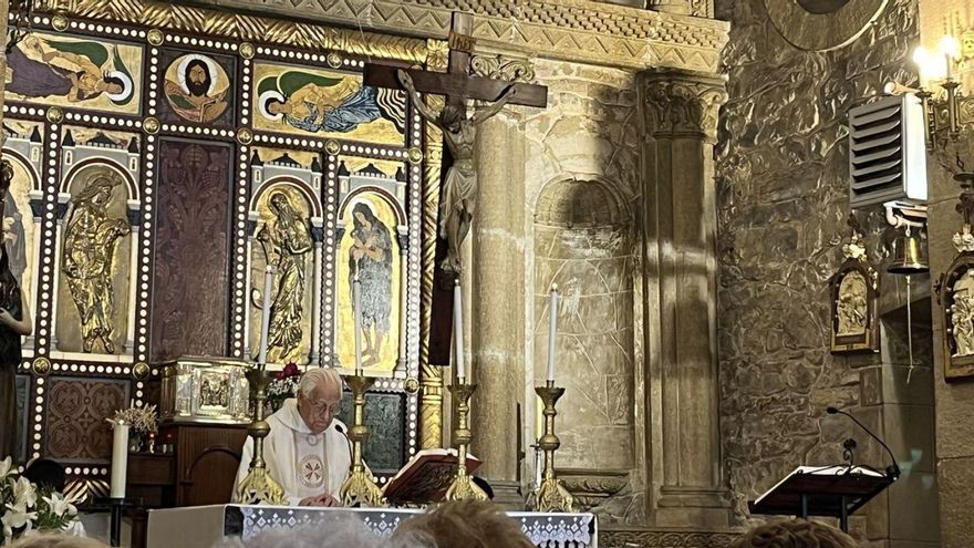 Arriba, el Padre Ángel, oficiando la misa en la parroquia de la Magdalena y, a la derecha, asistentes a la celebración. | A. M. / U P LA MAGDALENA