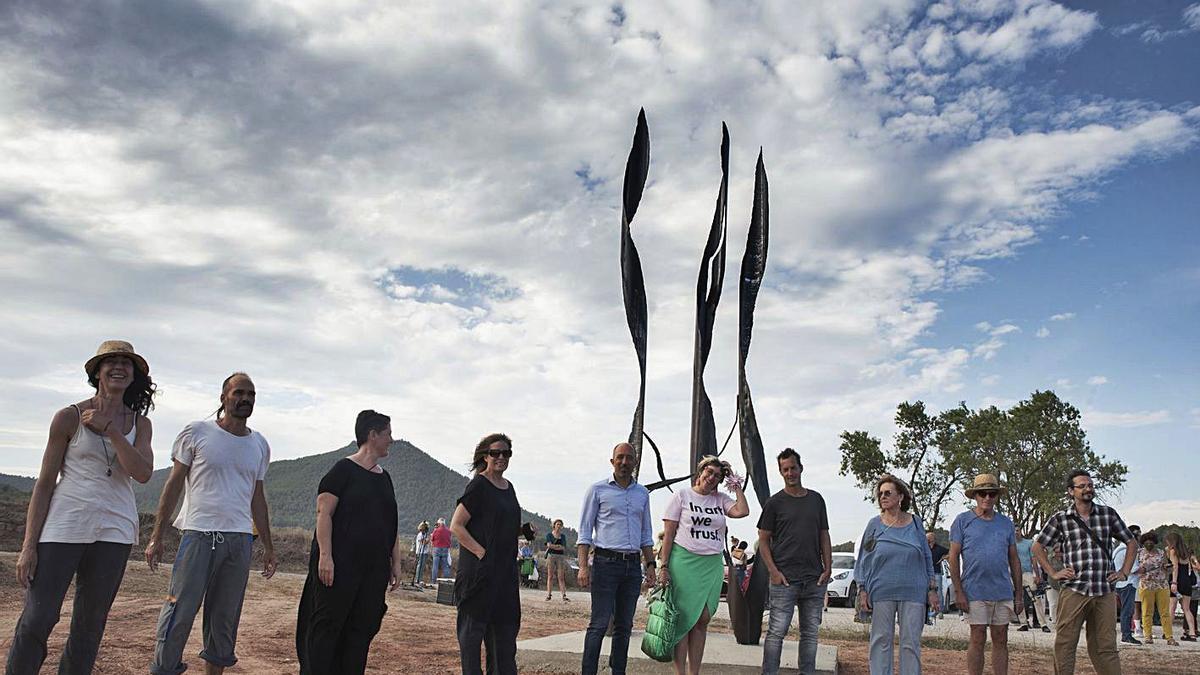 L’escultura d’Àngels Freixanet va ser el punt de trobada dels artistes | OSCAR BAYONA