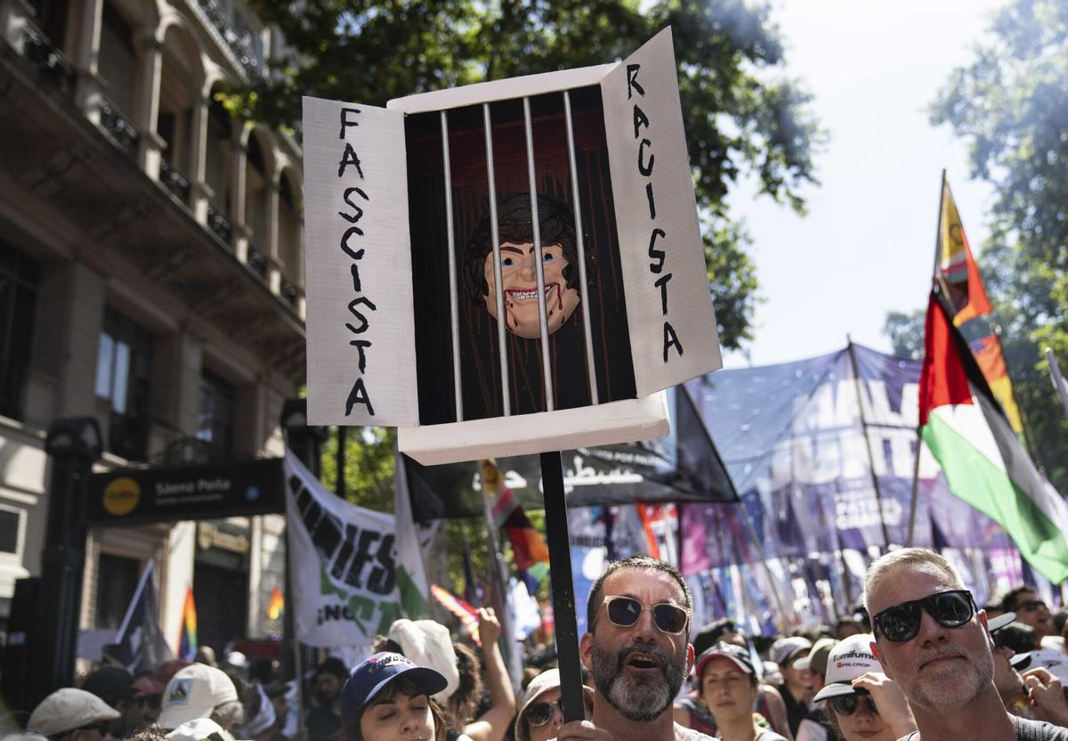 Manifestantes bailan en Buenos Aires, Argentina, el sábado 1 de febrero de 2025, durante una protesta contra el discurso del presidente Javier Milei en el Foro Económico Mundial en Davos, durante el cual criticó el progresismo enfermizo, el bienestar social, el feminismo, la política de identidad y la lucha contra el cambio climático.
