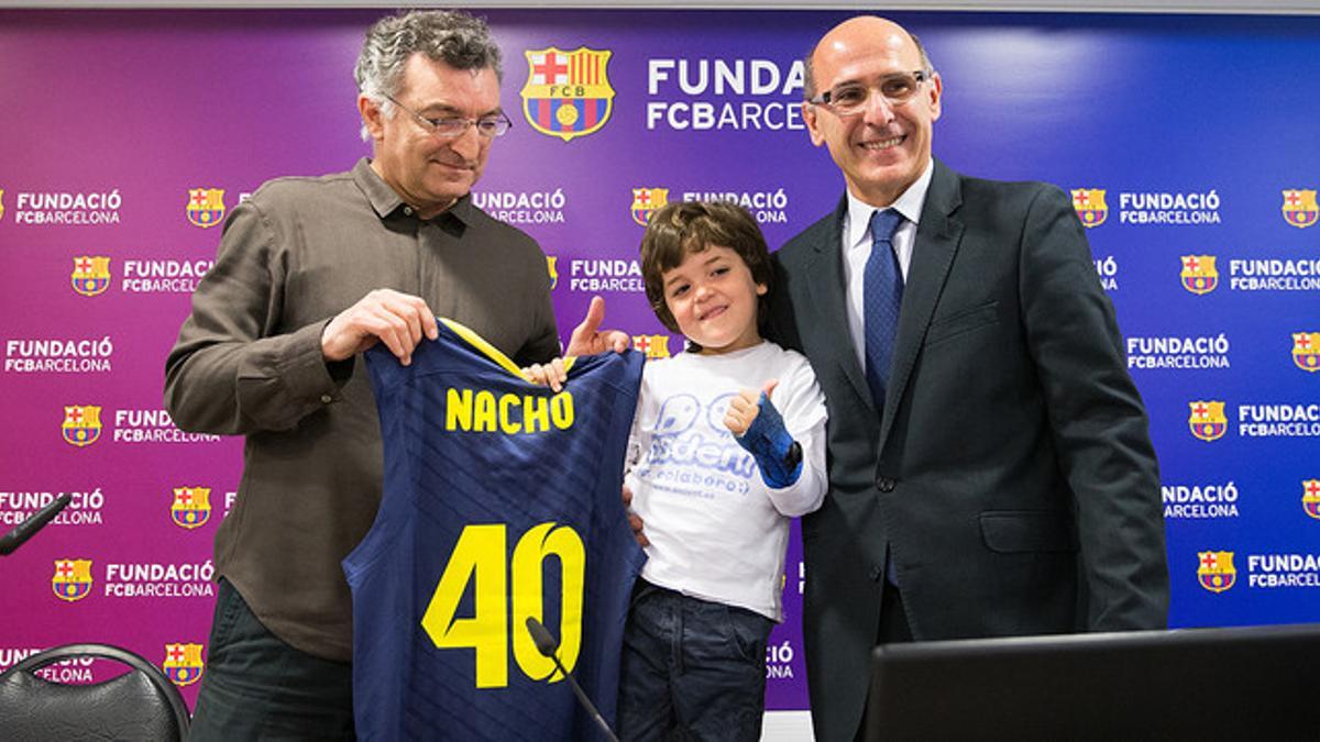 Nacho, acompañado de Joan Creus, secretario técnico del Barça de baloncesto, y Joan Bladé, directivo de la sección, en la sala de prensa del Palau