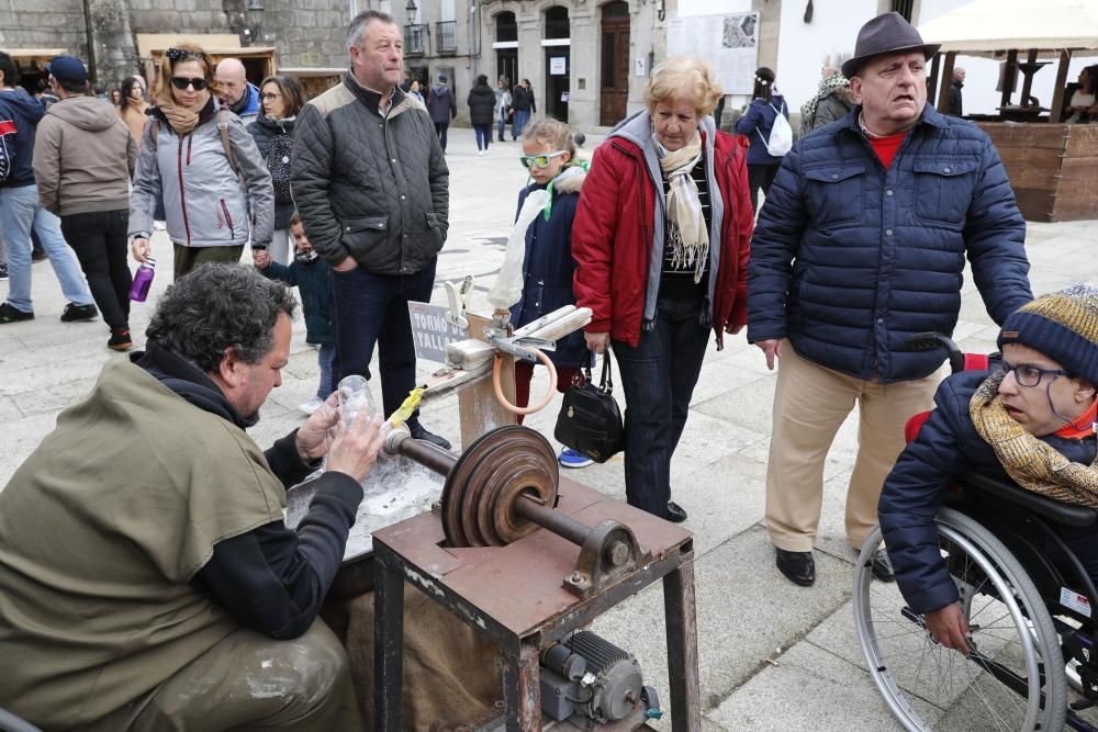 Miles de personas han pasado ya por las calles de Baiona