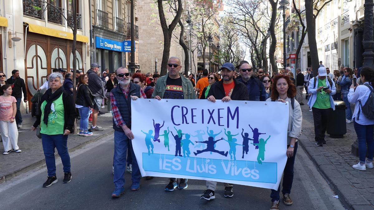 Centenars de xiquets gaudeixen a València de les trobades d’escoles en valencià