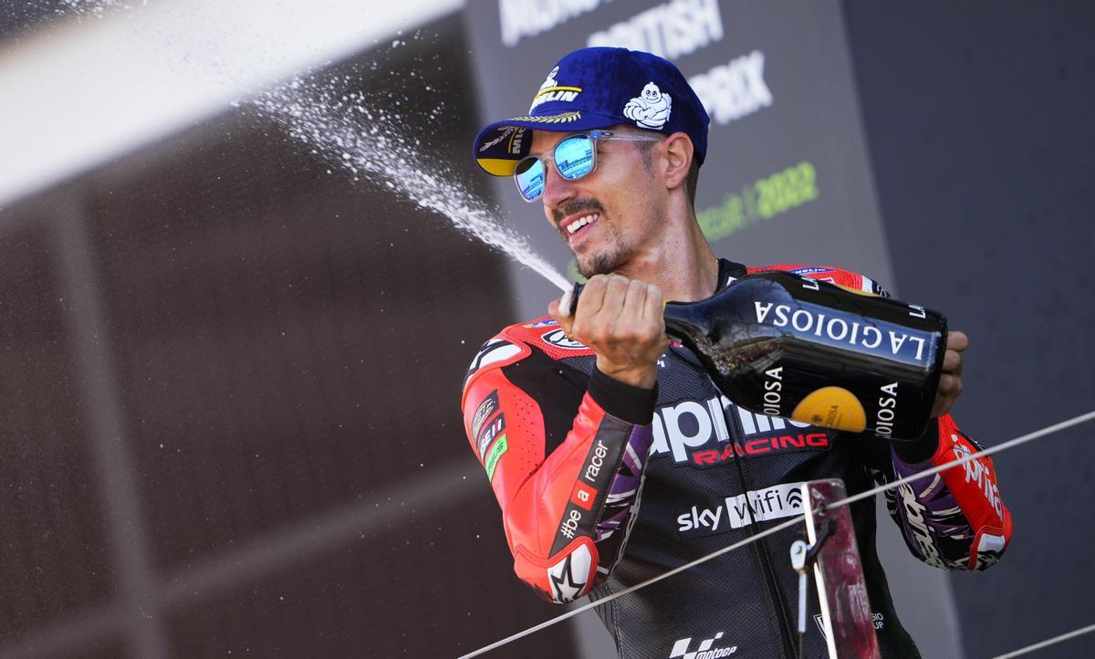 Maverick Viñales celebra, en el podio de Silverstone, su segundo puesto.