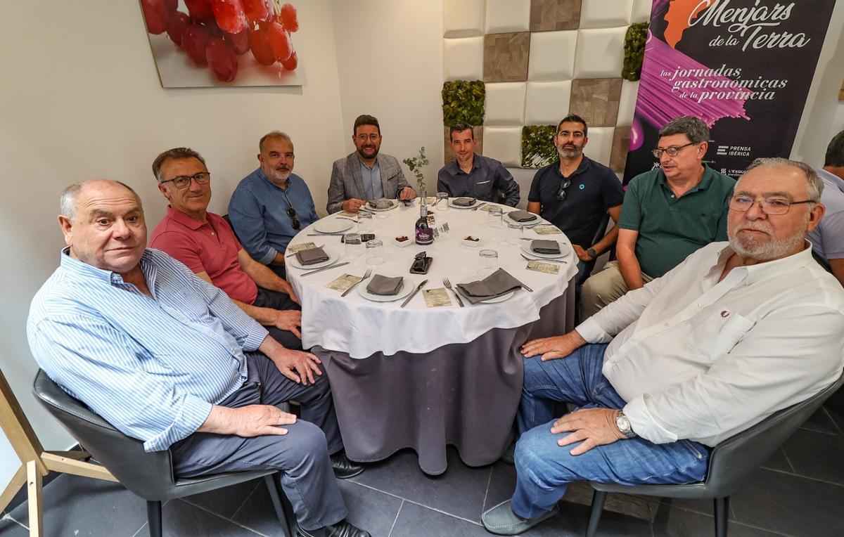 Entre los asistentes a la jornada de ayer en Alcoy, de izquierda a derecha, Agustín Llorca, presidente de Chocolates Marcos Tonda; Miguel Ballbé, primer tró de la filà Abencerrajes de Alcoy; Jordí Valentí, concejal de Fiestas de Alcoy; Alexandre Cerradelo, vicealcalde del Ayuntamiento de Alcoy; Emilio Calatayud y Javier García, del departamenyo Comercial de INFORMACIÓN; Rafael Miralles, de Difusión y Comunicación del Ayuntamiento de Alcoy; y Jaime Llorca, consejero de Chocolates Marcos Tonda.