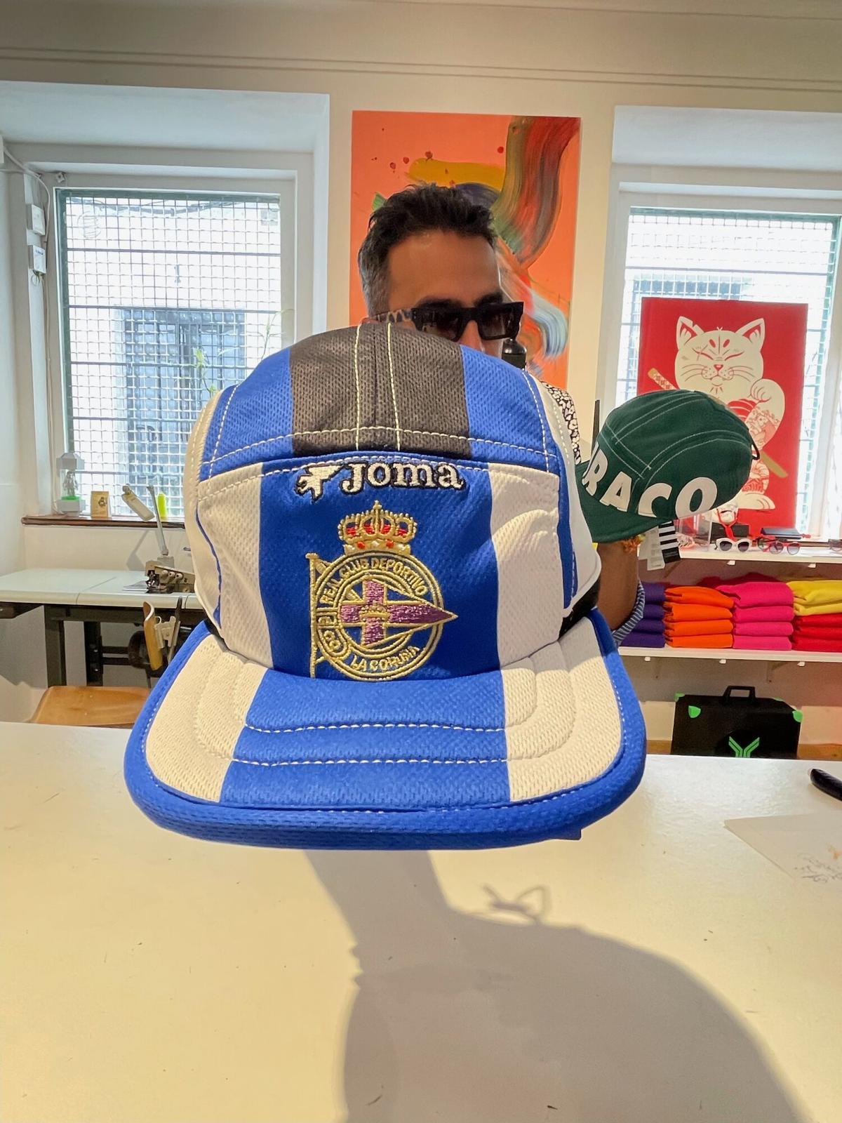 La gorra Feiraco y la blanquiazul en honor al centenariazo hechas por Ferdy Estudio. La gorra Feiraco y la blanquiazul en honor al centenariazo hechas por Ferdy Estudio.