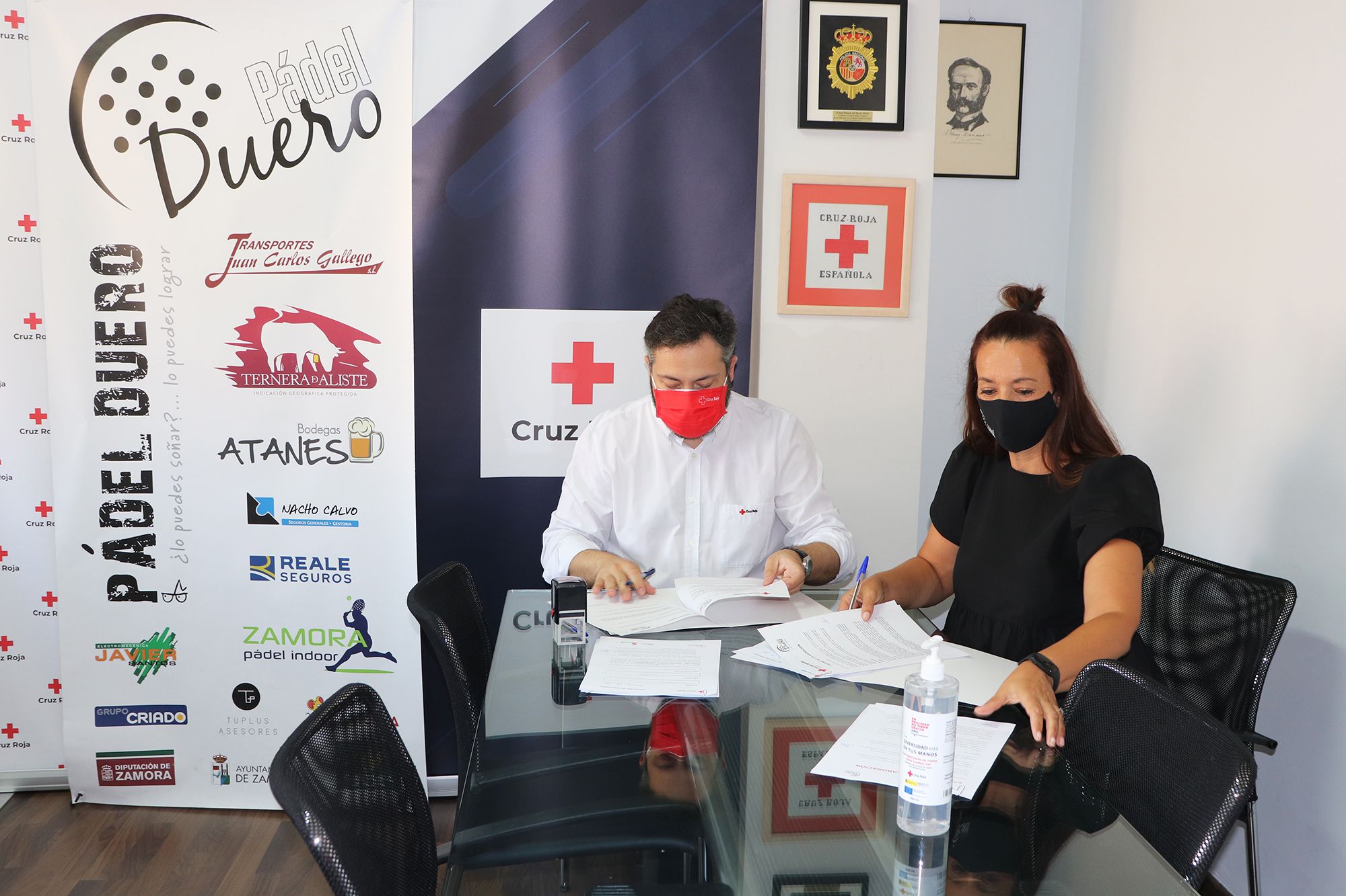 Momento de la firma del acuerdo entre Cruz Roja en Zamora y el Club Pádel Duero