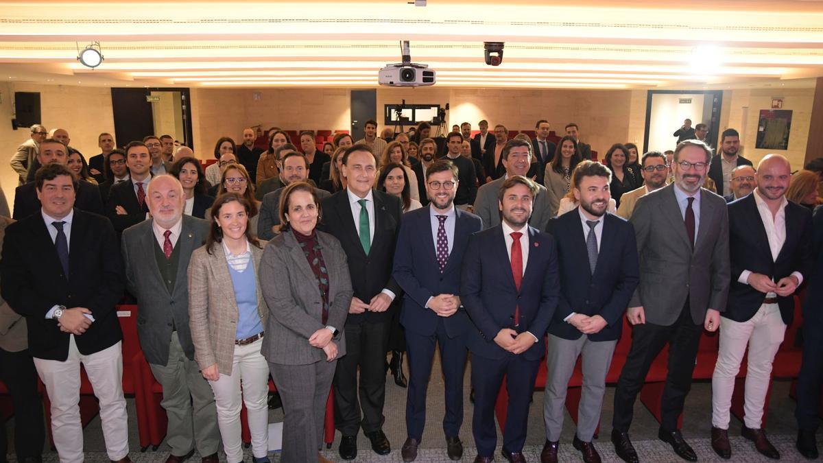 Participantes en la asamblea de AJE.