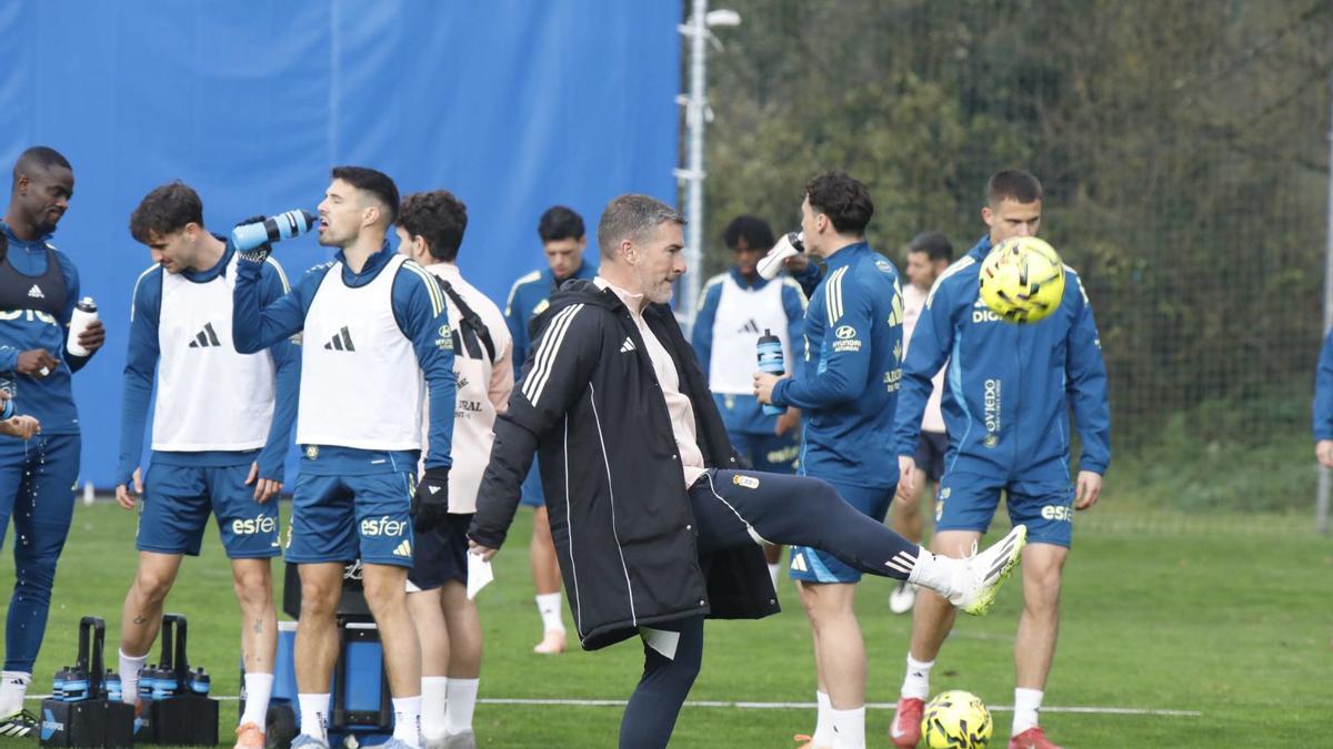 Carrión toca el  balón, con los  jugadores detrás. | EFE