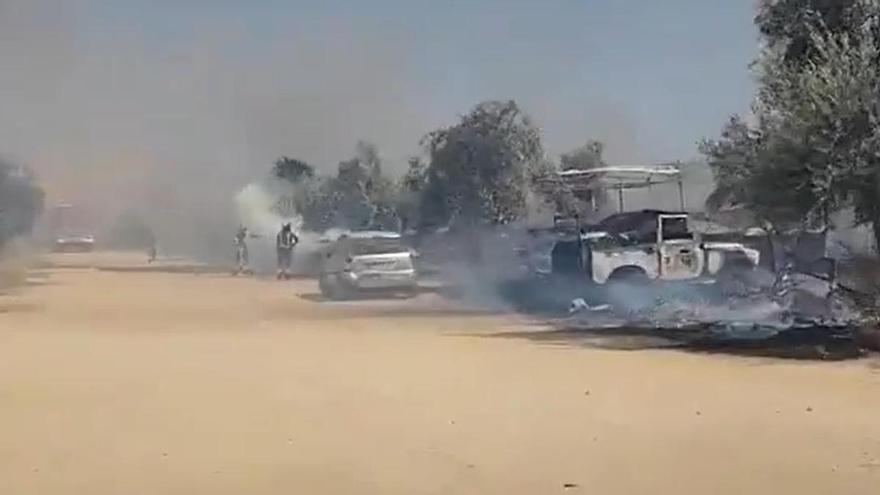 Vídeo | Bomberos del Consorcio trabajan en el incendio originado detrás del centro comercial Gines Plaza