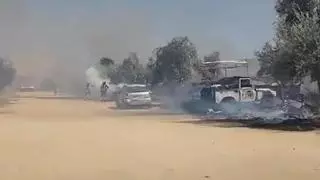 Vídeo | Bomberos del Consorcio trabajan en el incendio originado detrás del centro comercial Gines Plaza