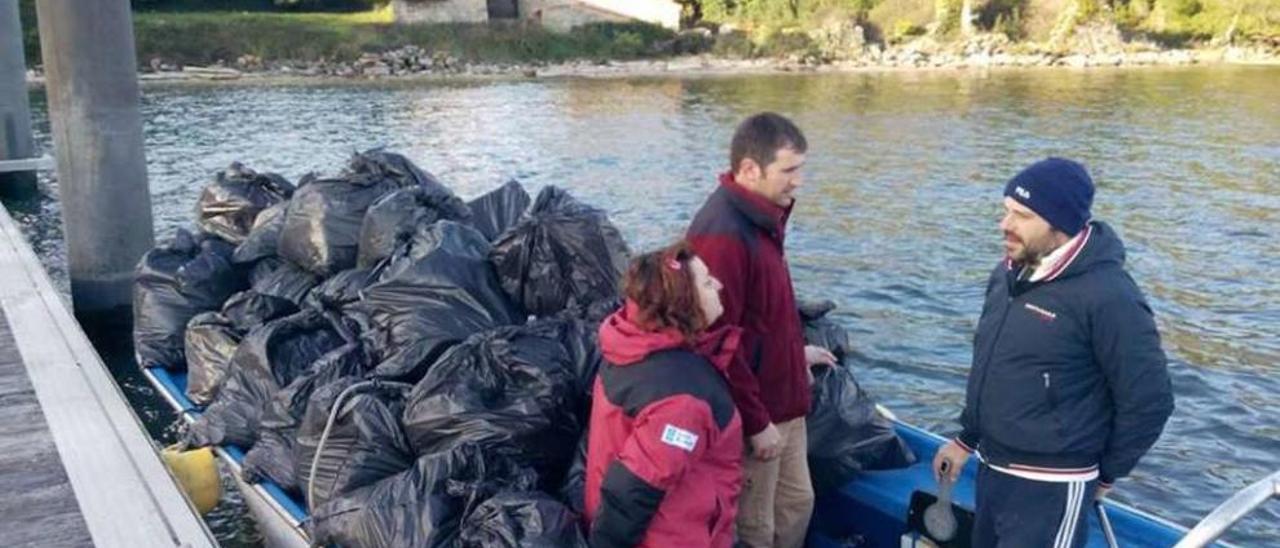 El transporte de las bolsas de basura a Carril.