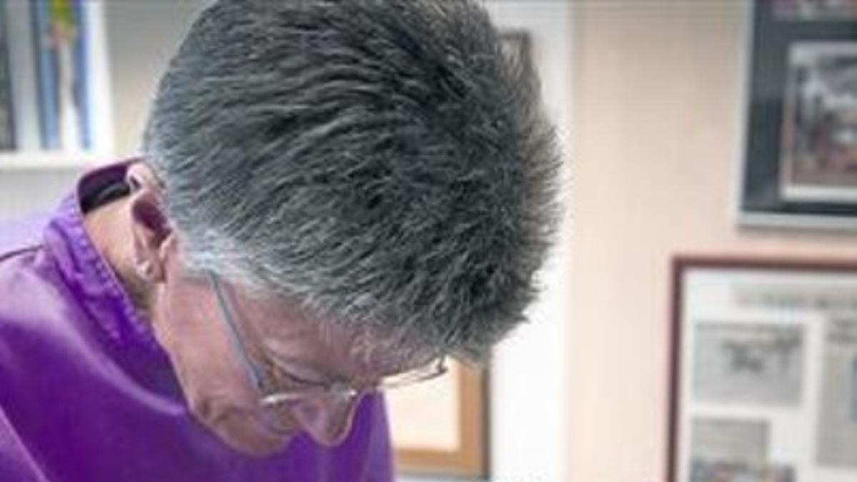 EN LA CONSULTA.  La doctora Montse Pérez revisa el pelo de una paciente.