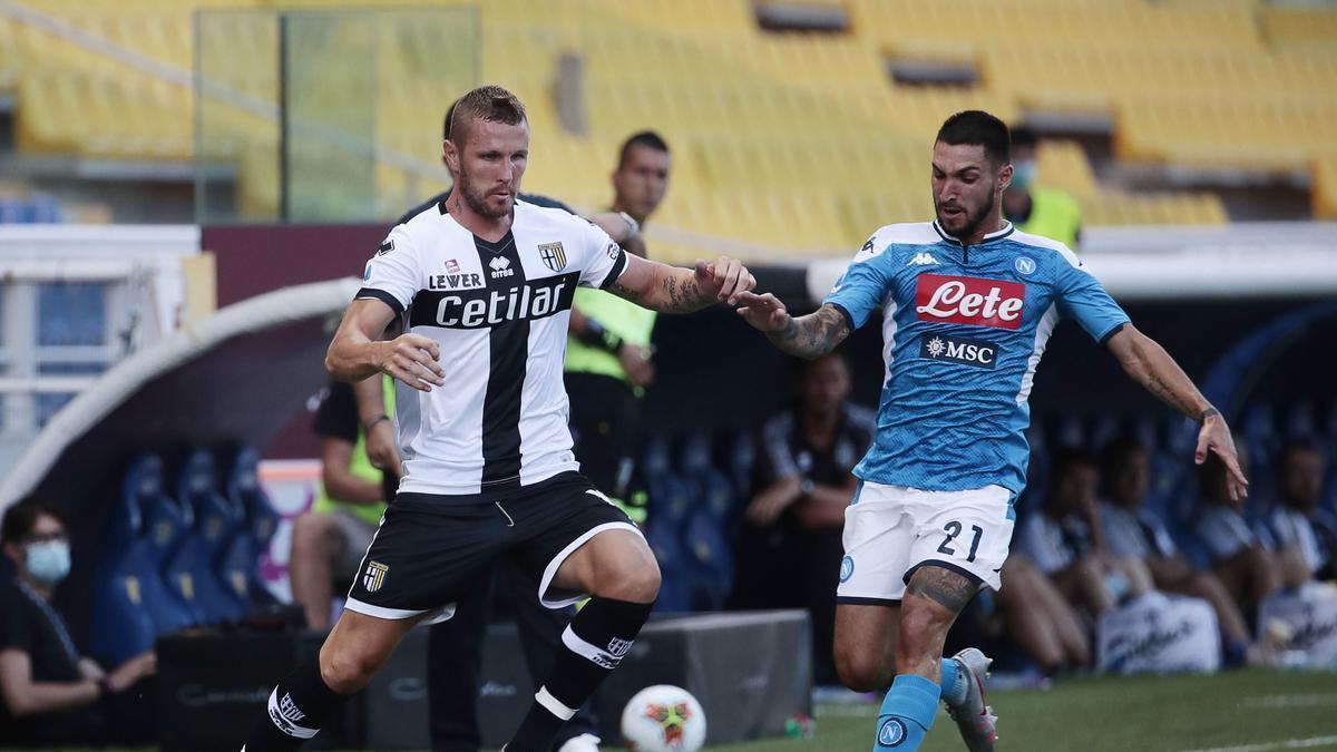 Jasmin Kurtic, y a la derecha, Matteo Politano.