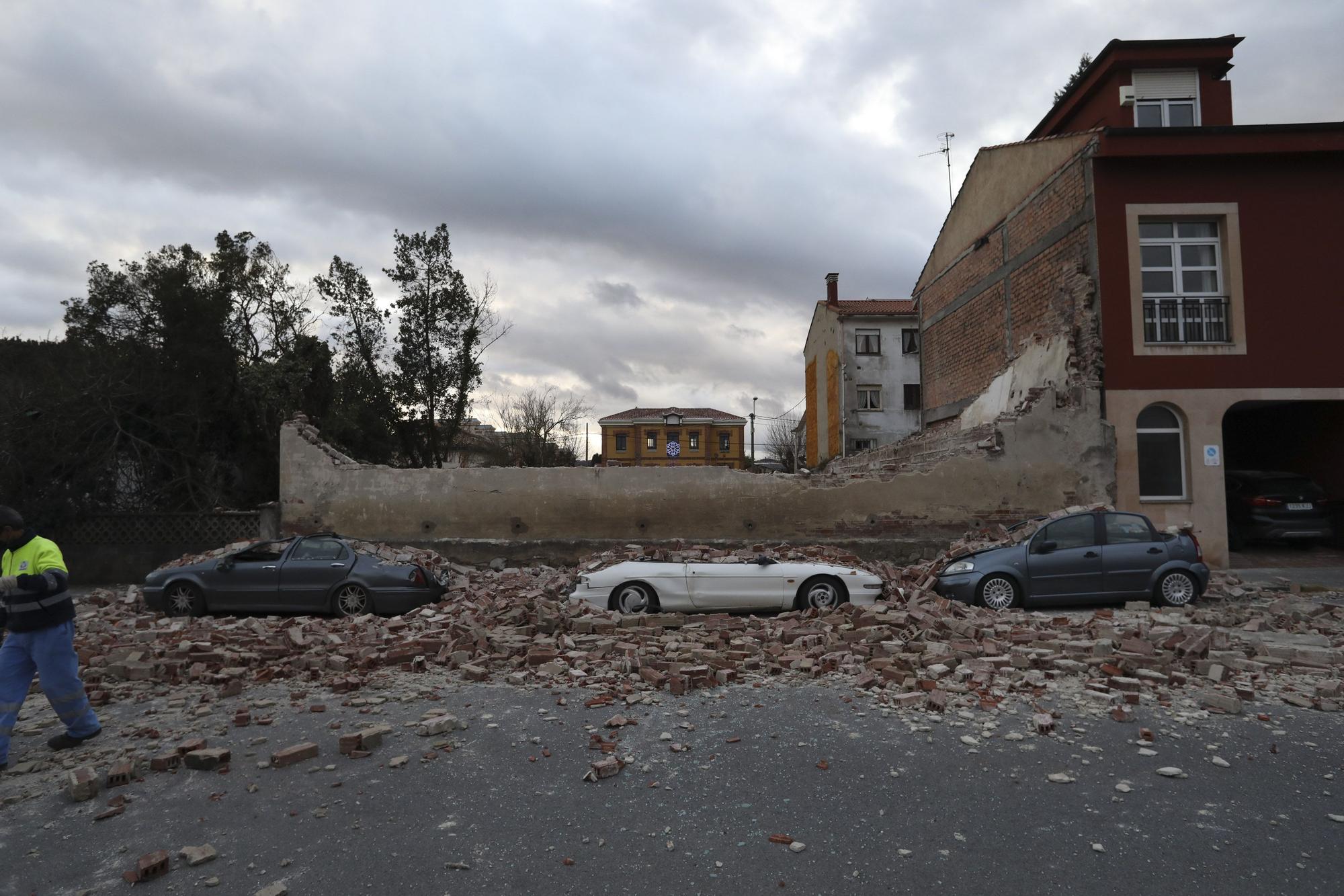 Las imágenes del derrumbe del cine Miranda en Avilés