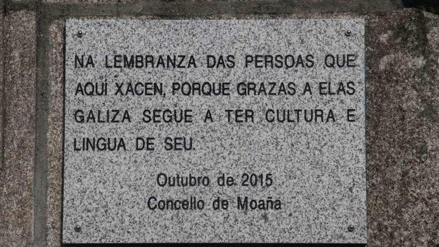 Texto que reza en la placa descubierta en el cementerio. // S.A.