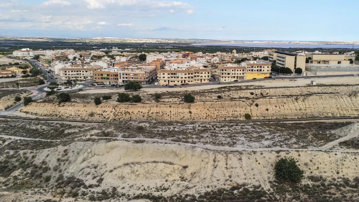 Zona de acopios de tierras junto al canal del postrasvase. Al fondo San Miguel de Salinas