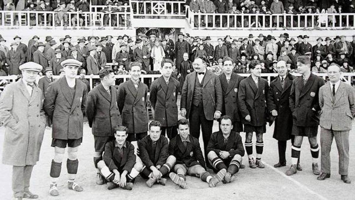 Gamper, que lució con orgullo el casquete de terciopelo con el que el Barça lo obsequió tras su retirada, posó junto al equipo antes del partido de su homenaje. De pie, y de izquierda a derecha: Greenwell, Pascual, Planas, Martínez Surroca, Alcántara, Gamper, Gràcia, Sagi, Cabot (presidente de la FCF), Piera y Jesza Poszony. Sentados: Torralba, Luis Blanco, Samitier y Vicenç Martínez / FCB Gamper, que lució con orgullo el casquete de terciopelo con el que el Barça lo obsequió tras su retirada, posó junto al equipo antes del partido de su homenaje. De pie, y de izquierda a derecha: Greenwell, Pascual, Planas, Martínez Surroca, Alcántara, Gamper, Gràcia, Sagi, Cabot (presidente de la FCF), Piera y Jesza Poszony. Sentados: Torralba, Luis Blanco, Samitier y Vicenç Martínez / FCB