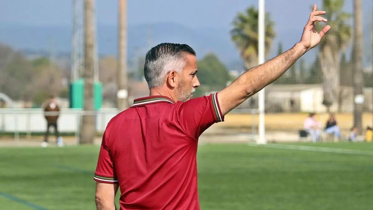 Pedro López da instrucciones durante un encuentro.