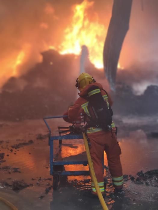 Incendio en una planta de reciclaje de Riba-roja