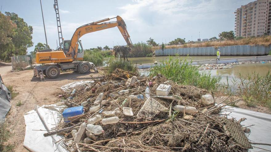La retirada de los residuos acumulados en las redes flotantes del Segura cuesta casi 400.000 euros