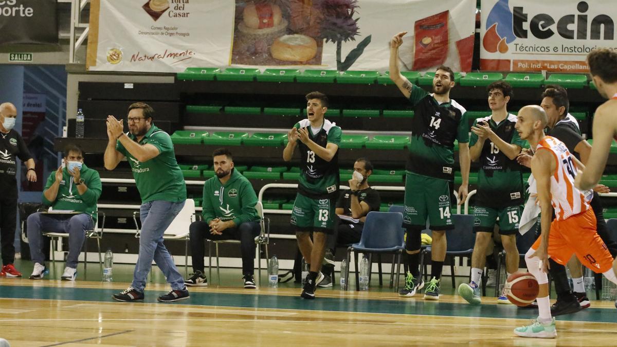 El banquillo del Cáceres da ánimos durante el partido.