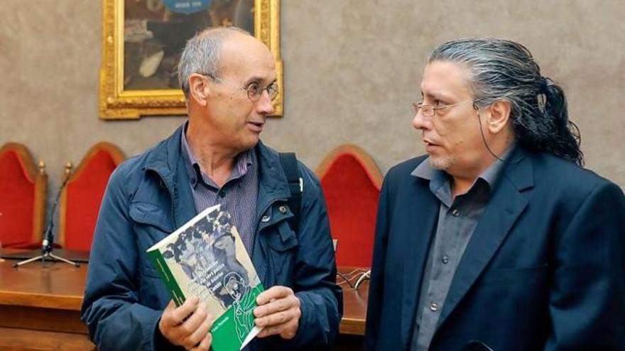 Víctor Puertodán, a la derecha, junto a Julio Concepción, miembro del RIDEA, anoche en Oviedo.