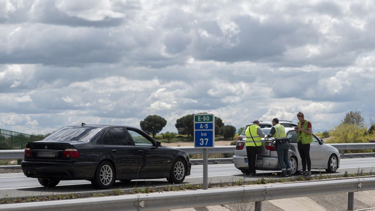 Varios agentes de la Guardia Civil en un control de tráfico de la Guardia Civil