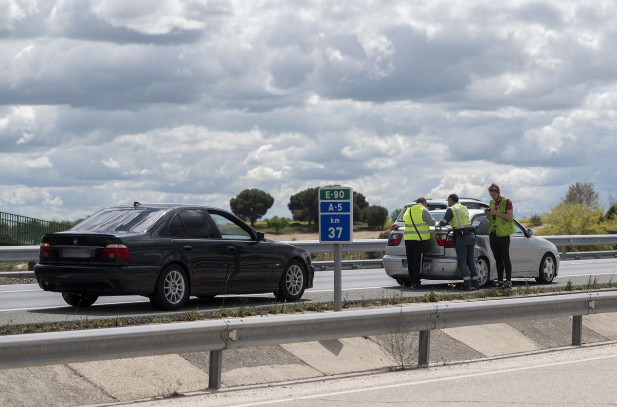 Varios agentes de la Guardia Civil en un control de tráfico de la Guardia Civil