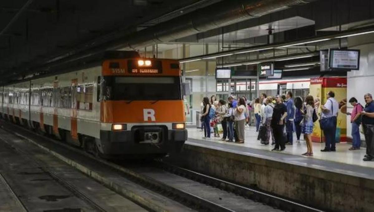 Un tren de Rodalies a l'estació de Sants