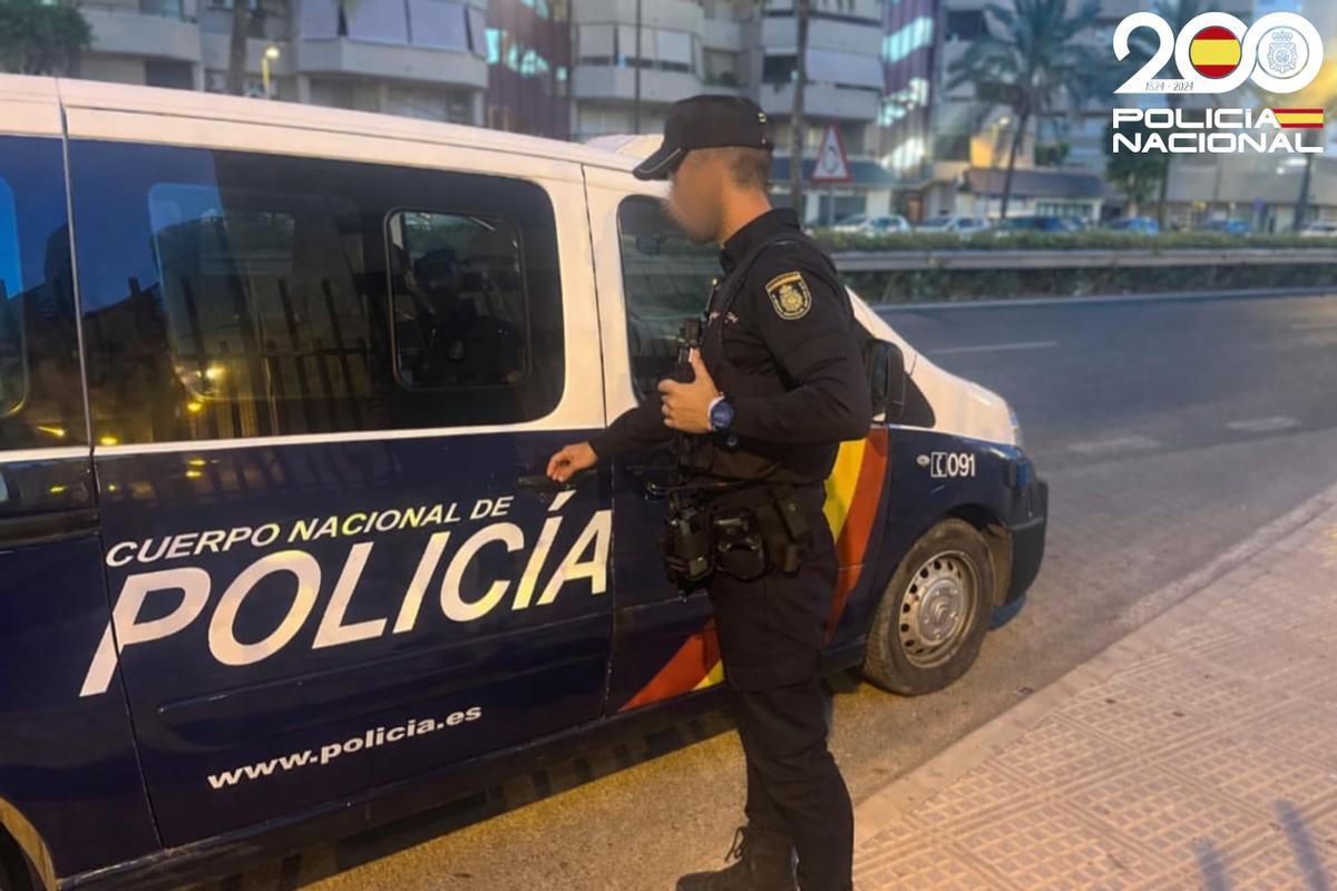 Un agente de la Policía Nacional en Palma.