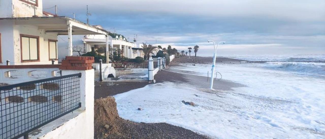 Imagen de la costa de Moncofa, donde el agua llega hasta las casas que están junto al mar debido a la intrusión marina.