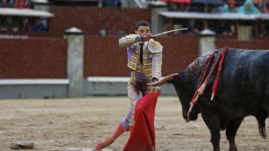 El lorquino Paco Ureña entra a matar a su primer toro durante la corrida de ayer en San Isidro.