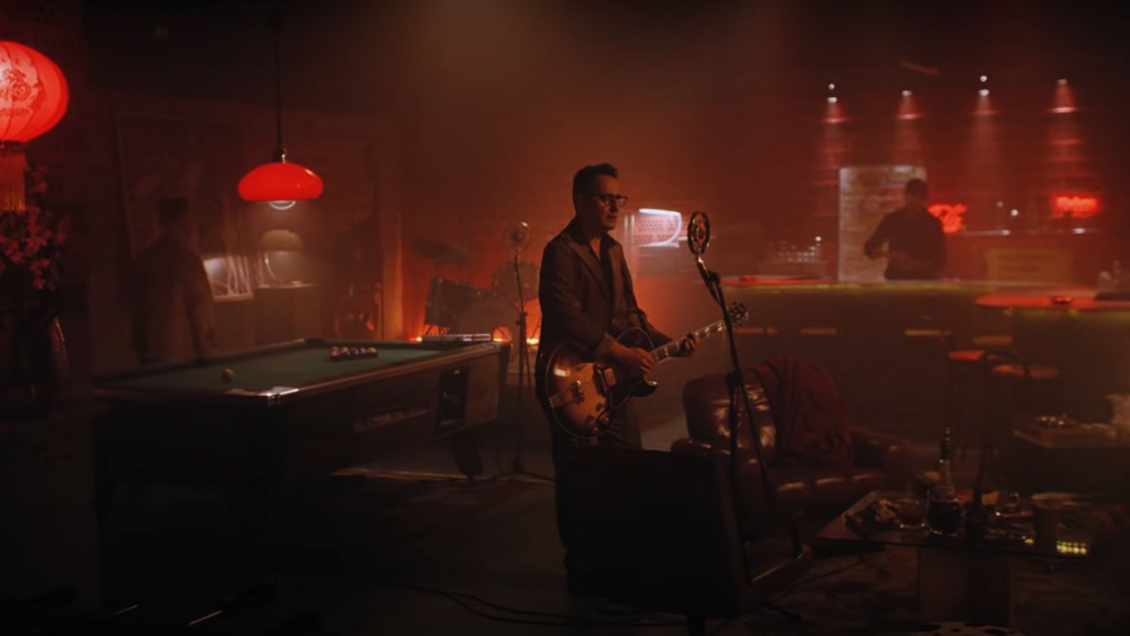 Jorge Drexler canta en el videoclip de 'Nominao', junto a C. Tangana, en el Bar Palermo.