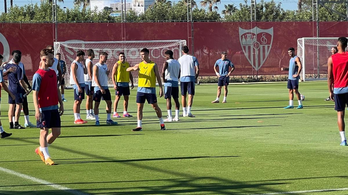 Penúltimo entrenamiento del Sevilla FC antes de su debut liguero frente a Las Palmas