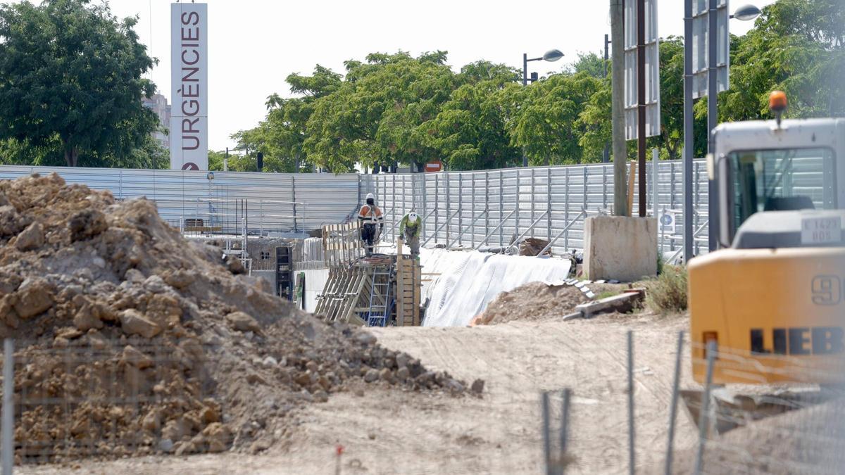 Construcción de un edificio en el barrio de Malilla de Valencia, a una imagen reciente.