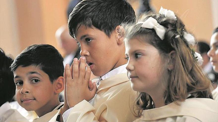 Las comuniones aguantan el tipo en España ante el batacazo de las bodas